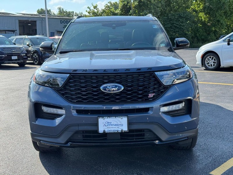 Ford Explorer Vehicle Full-screen Gallery Image 09