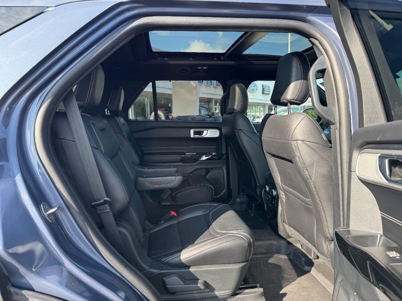 Ford Explorer Vehicle Full-screen Gallery Image 10