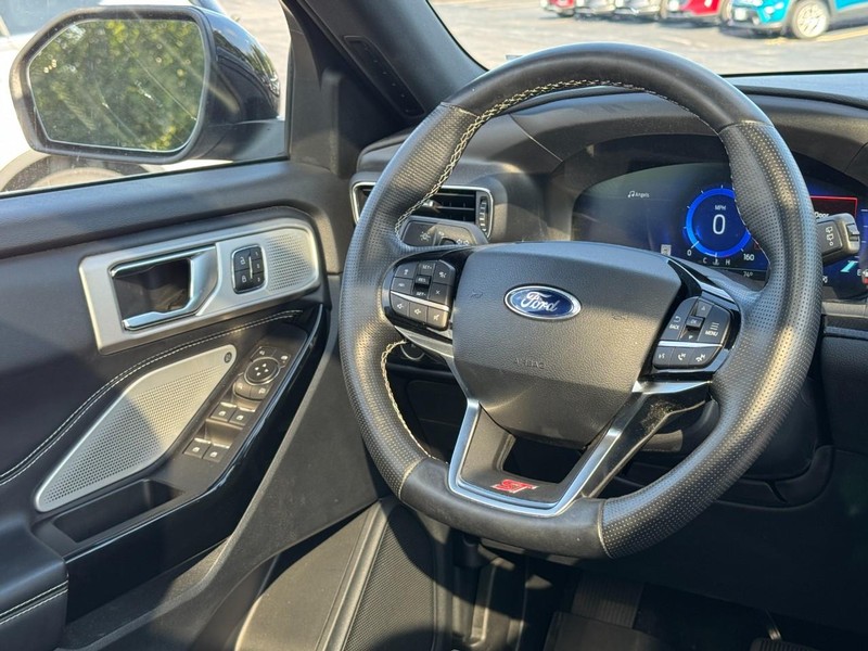Ford Explorer Vehicle Full-screen Gallery Image 12