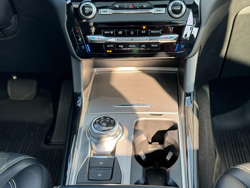Ford Explorer Vehicle Full-screen Gallery Image 14