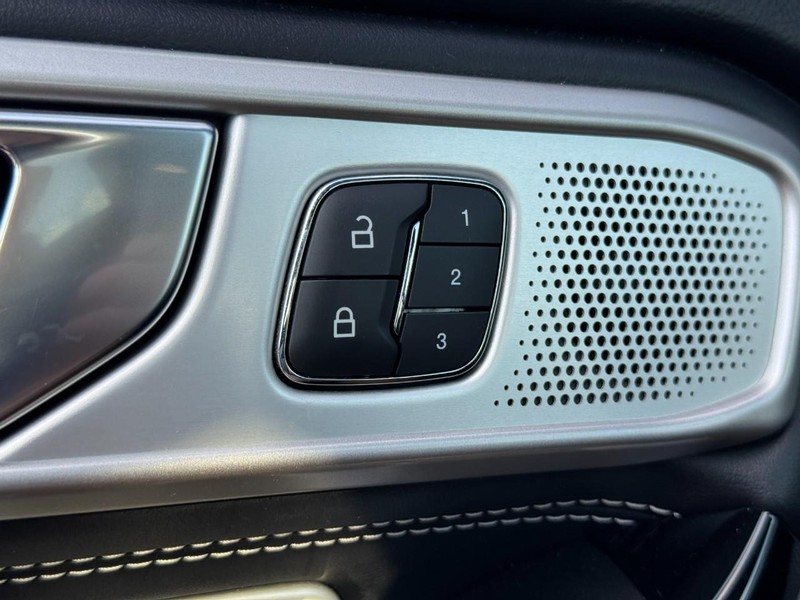 Ford Explorer Vehicle Full-screen Gallery Image 16