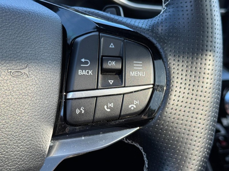 Ford Explorer Vehicle Full-screen Gallery Image 18