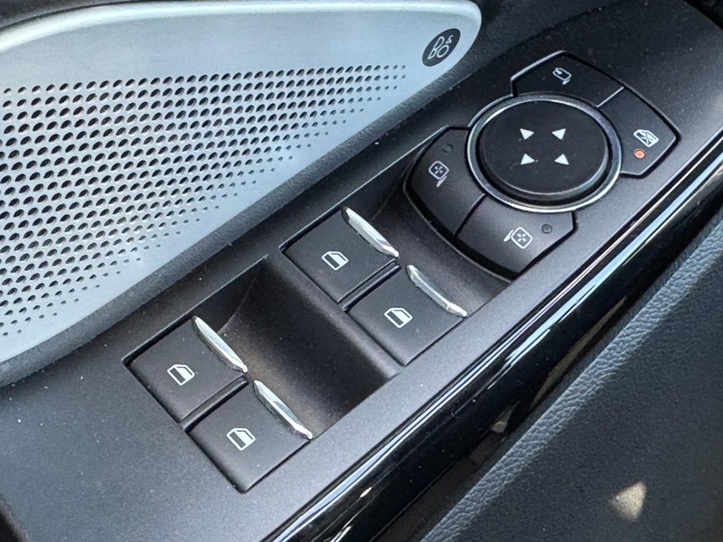 Ford Explorer Vehicle Full-screen Gallery Image 23