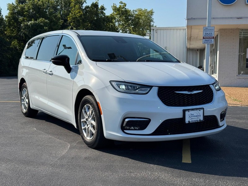 Chrysler Pacifica Vehicle Full-screen Gallery Image 02