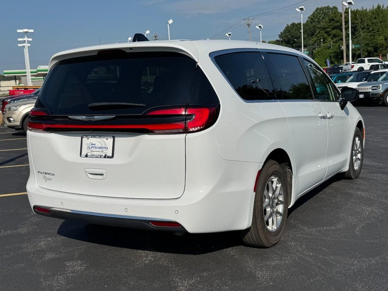 Chrysler Pacifica Vehicle Full-screen Gallery Image 03