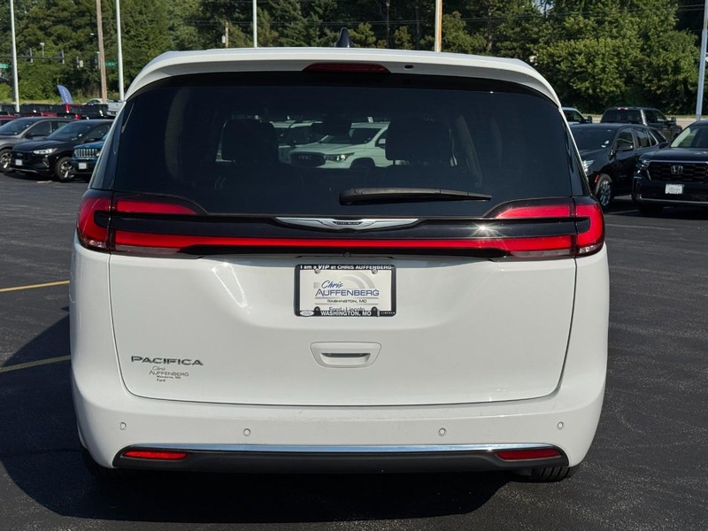 Chrysler Pacifica Vehicle Full-screen Gallery Image 04