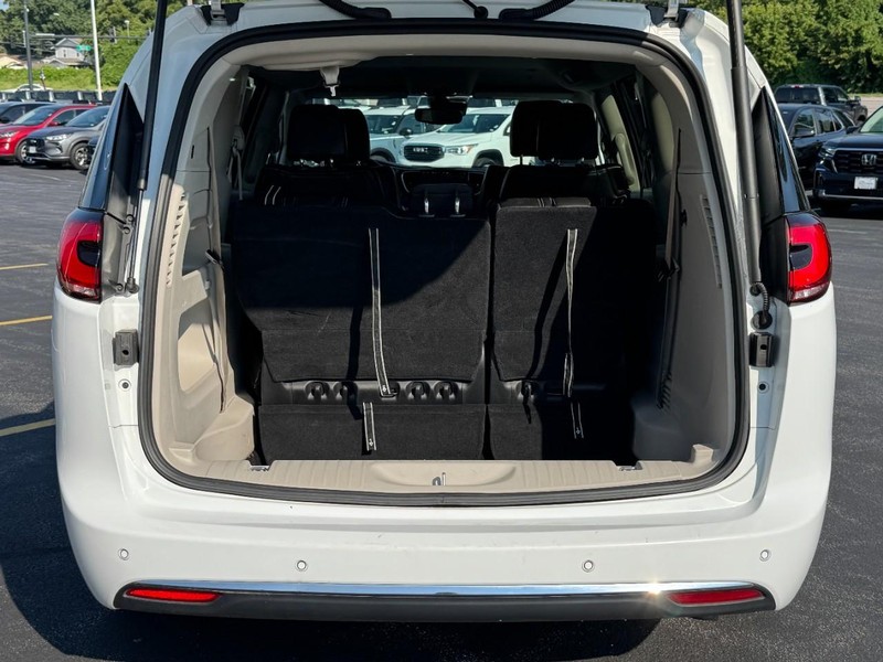 Chrysler Pacifica Vehicle Full-screen Gallery Image 05