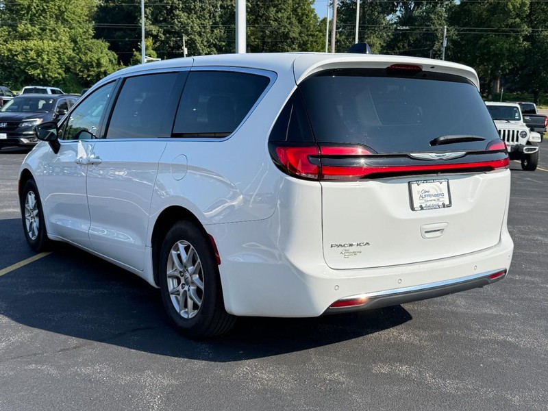 Chrysler Pacifica Vehicle Full-screen Gallery Image 06