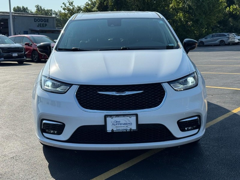 Chrysler Pacifica Vehicle Full-screen Gallery Image 09