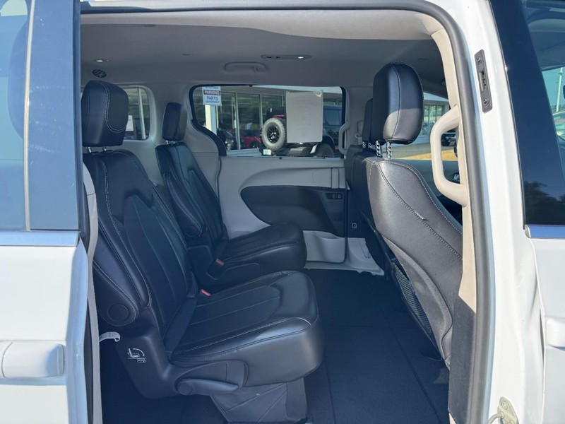 Chrysler Pacifica Vehicle Full-screen Gallery Image 10