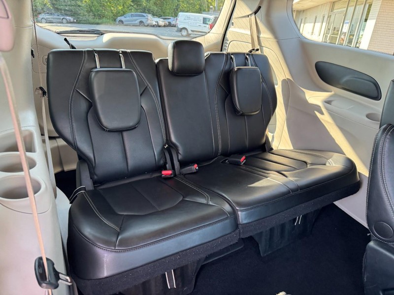 Chrysler Pacifica Vehicle Full-screen Gallery Image 11