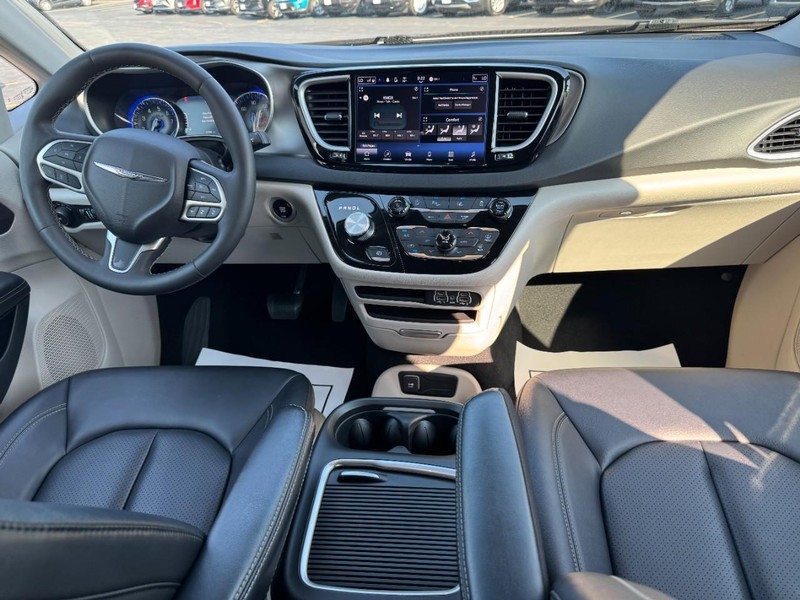 Chrysler Pacifica Vehicle Full-screen Gallery Image 12
