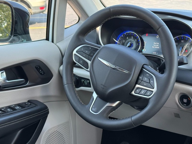 Chrysler Pacifica Vehicle Full-screen Gallery Image 13