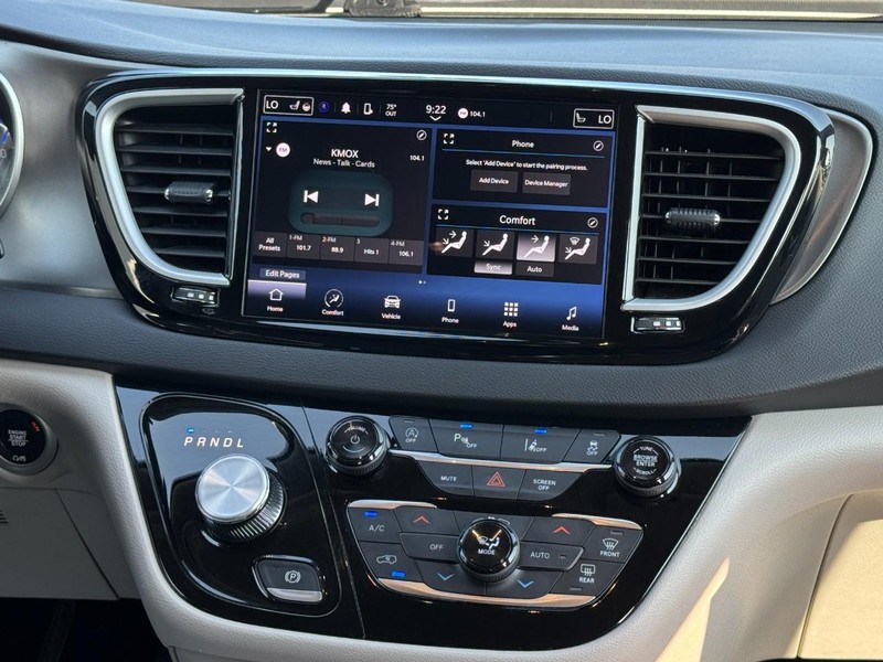 Chrysler Pacifica Vehicle Full-screen Gallery Image 14