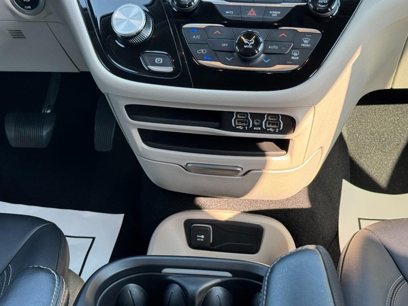 Chrysler Pacifica Vehicle Full-screen Gallery Image 15