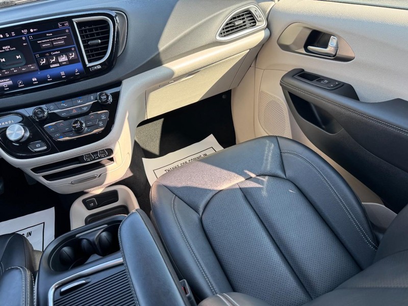 Chrysler Pacifica Vehicle Full-screen Gallery Image 16