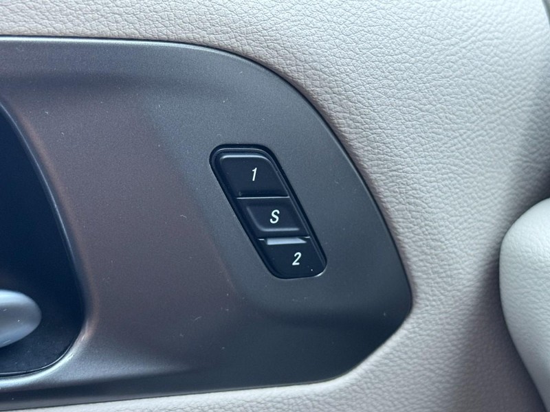 Chrysler Pacifica Vehicle Full-screen Gallery Image 17