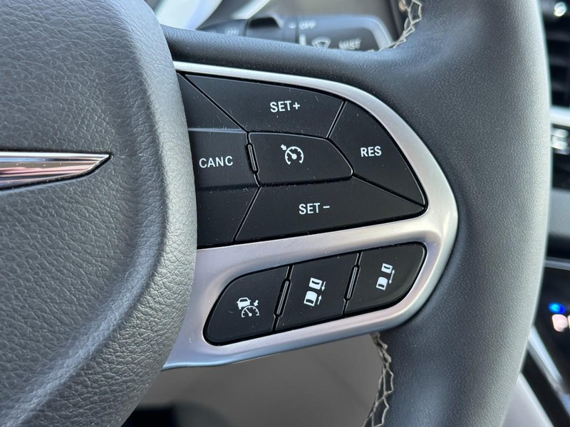 Chrysler Pacifica Vehicle Full-screen Gallery Image 19