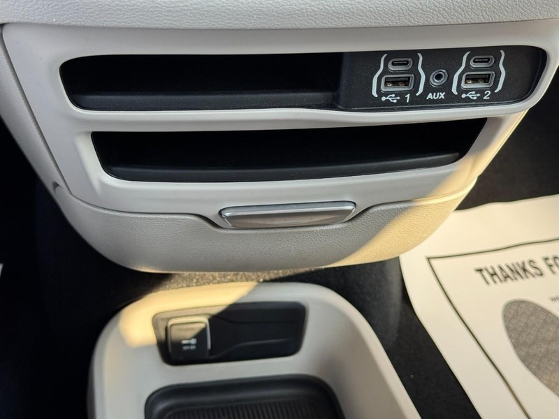 Chrysler Pacifica Vehicle Full-screen Gallery Image 21