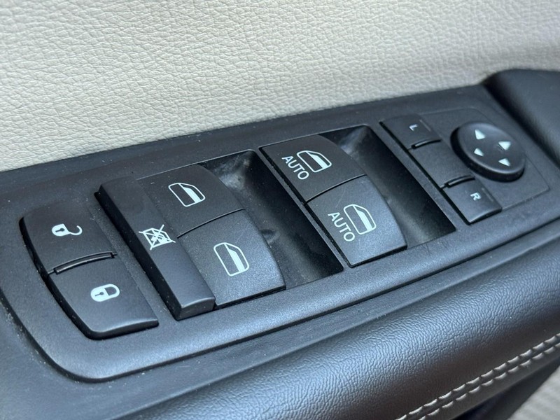 Chrysler Pacifica Vehicle Full-screen Gallery Image 25