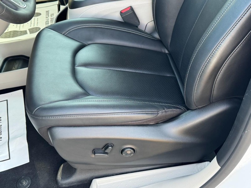 Chrysler Pacifica Vehicle Full-screen Gallery Image 26