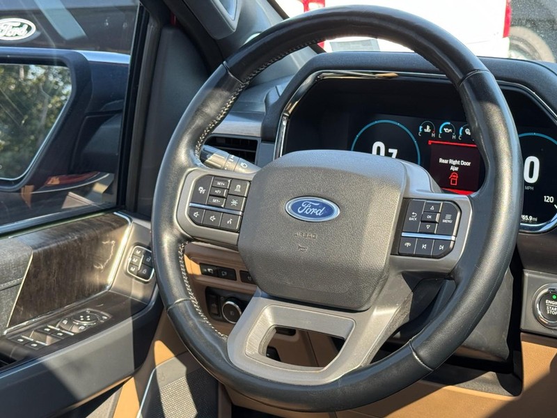 Ford F-150 Vehicle Full-screen Gallery Image 12