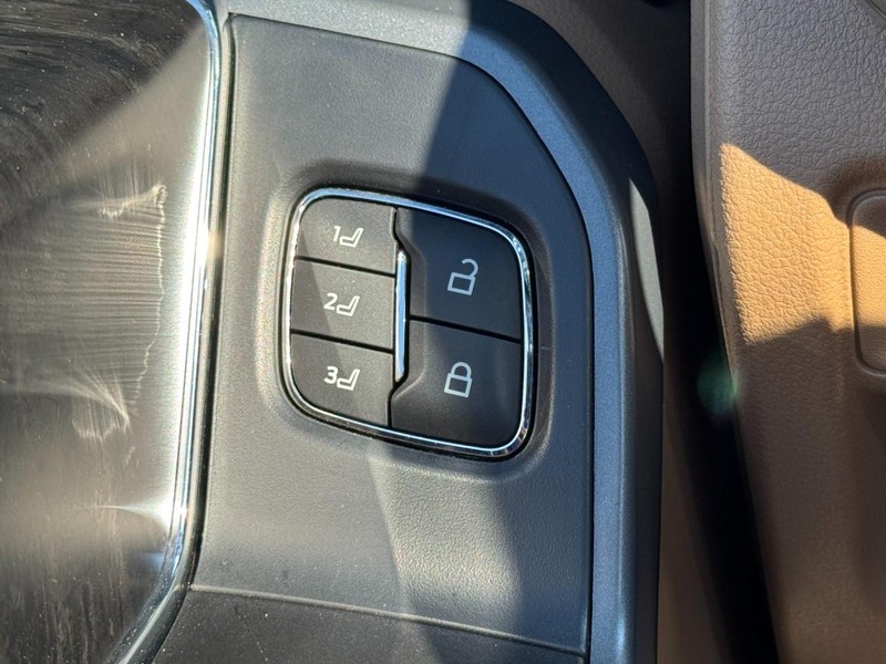 Ford F-150 Vehicle Full-screen Gallery Image 16