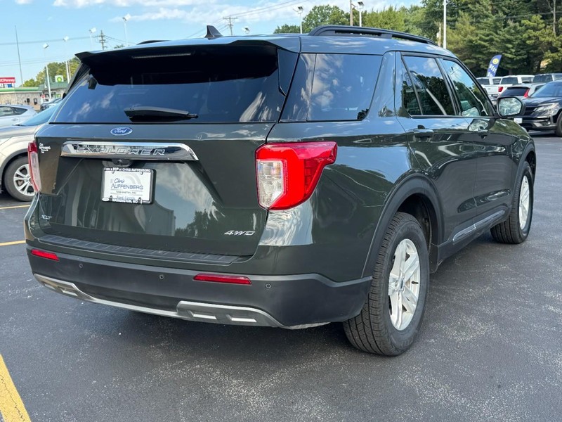 Ford Explorer Vehicle Full-screen Gallery Image 03