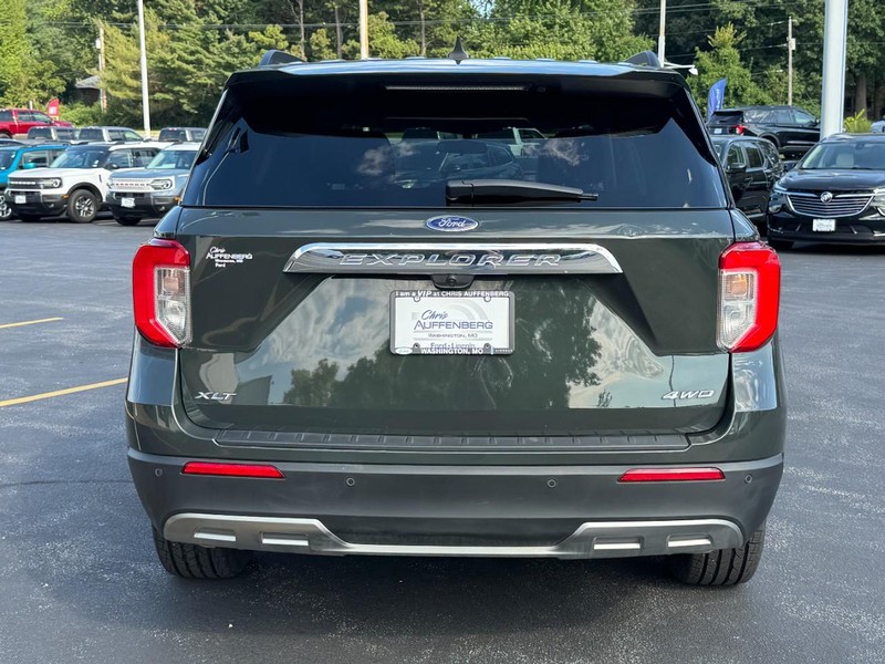 Ford Explorer Vehicle Full-screen Gallery Image 04