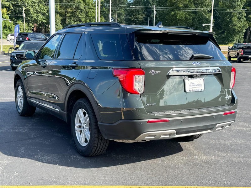 Ford Explorer Vehicle Full-screen Gallery Image 06