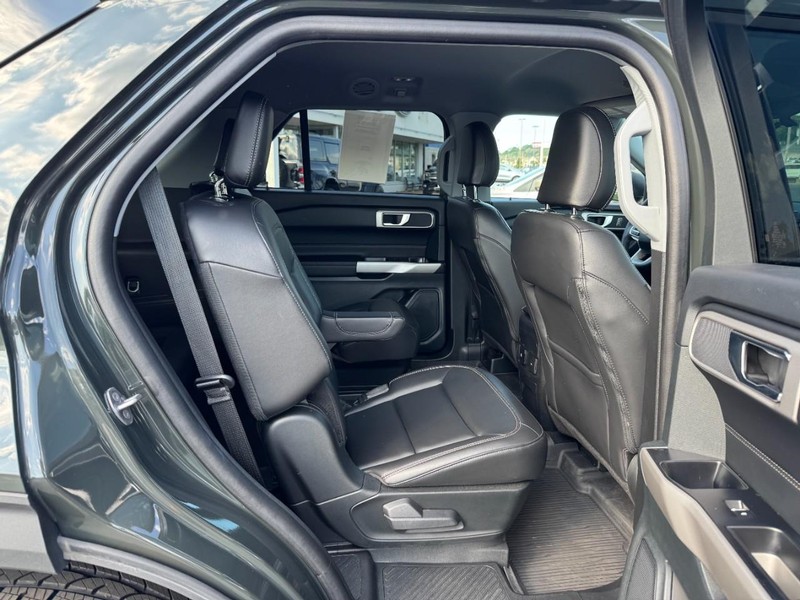 Ford Explorer Vehicle Full-screen Gallery Image 10