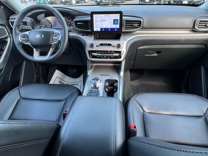 Ford Explorer Vehicle Full-screen Gallery Image 12