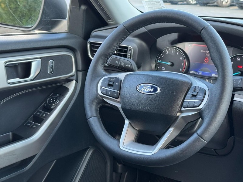 Ford Explorer Vehicle Full-screen Gallery Image 13