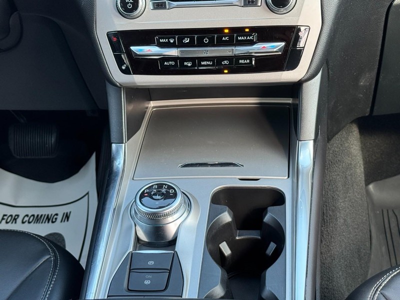 Ford Explorer Vehicle Full-screen Gallery Image 15