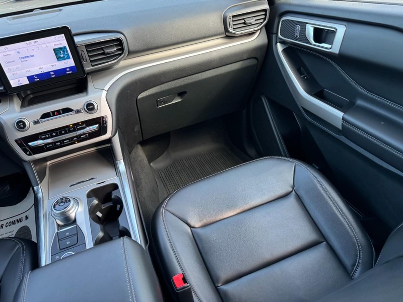 Ford Explorer Vehicle Full-screen Gallery Image 16