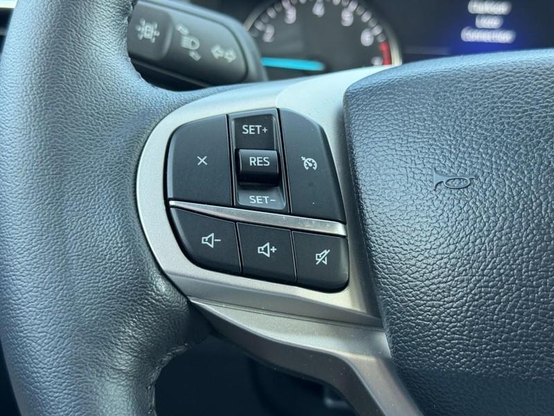 Ford Explorer Vehicle Full-screen Gallery Image 17