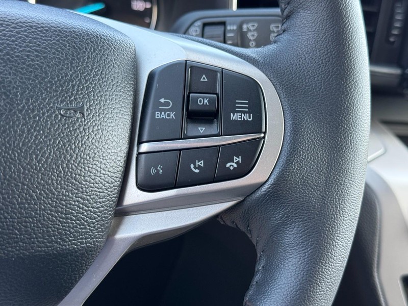 Ford Explorer Vehicle Full-screen Gallery Image 18