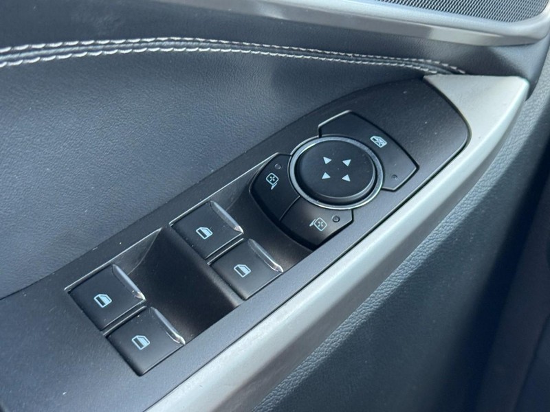 Ford Explorer Vehicle Full-screen Gallery Image 22