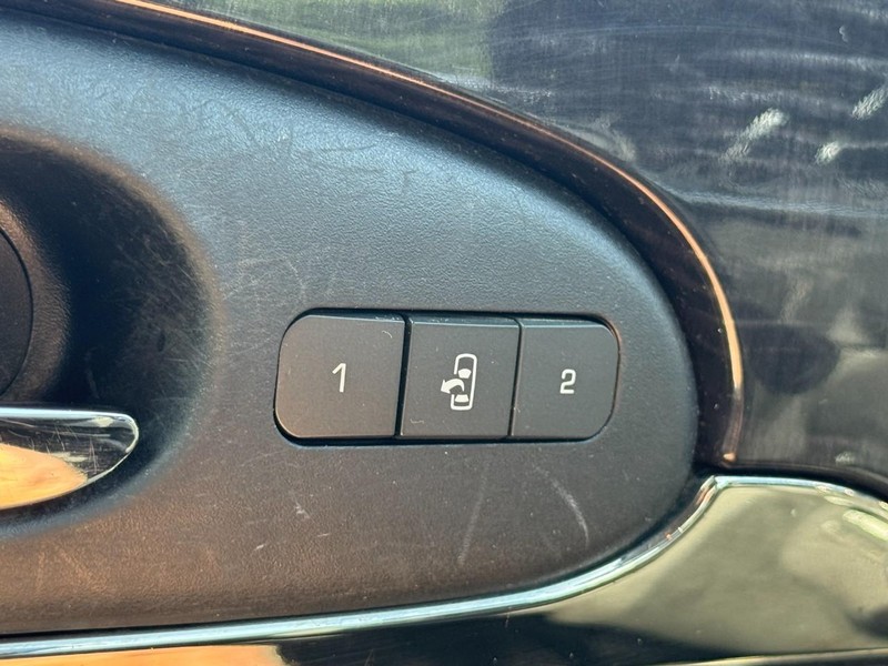 Buick Enclave Vehicle Full-screen Gallery Image 16