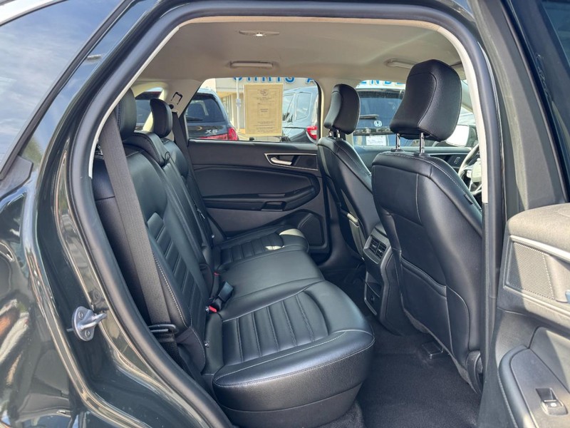 Ford Edge Vehicle Full-screen Gallery Image 10