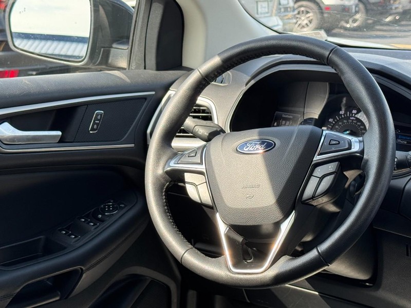 Ford Edge Vehicle Full-screen Gallery Image 12