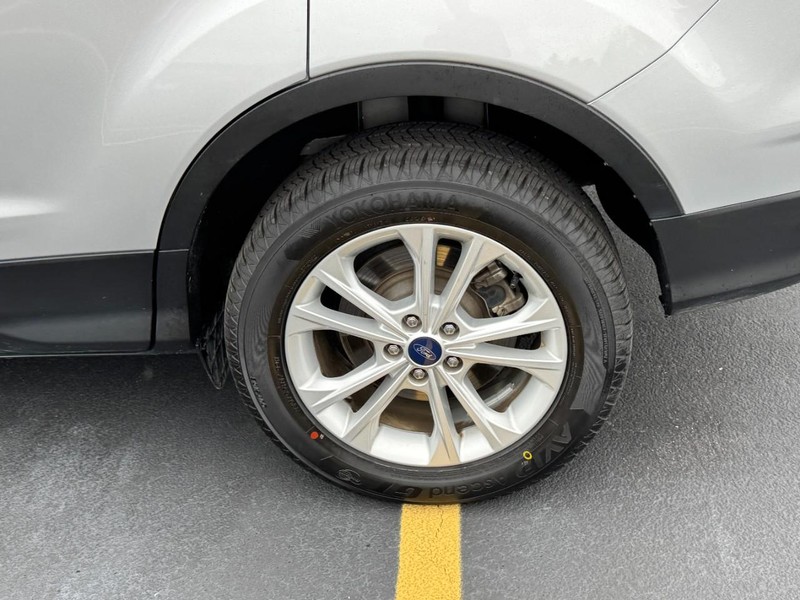 Ford Escape Vehicle Full-screen Gallery Image 07