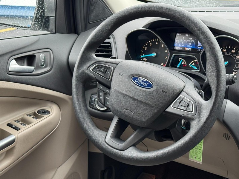Ford Escape Vehicle Full-screen Gallery Image 12