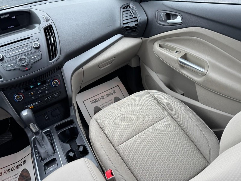 Ford Escape Vehicle Full-screen Gallery Image 15