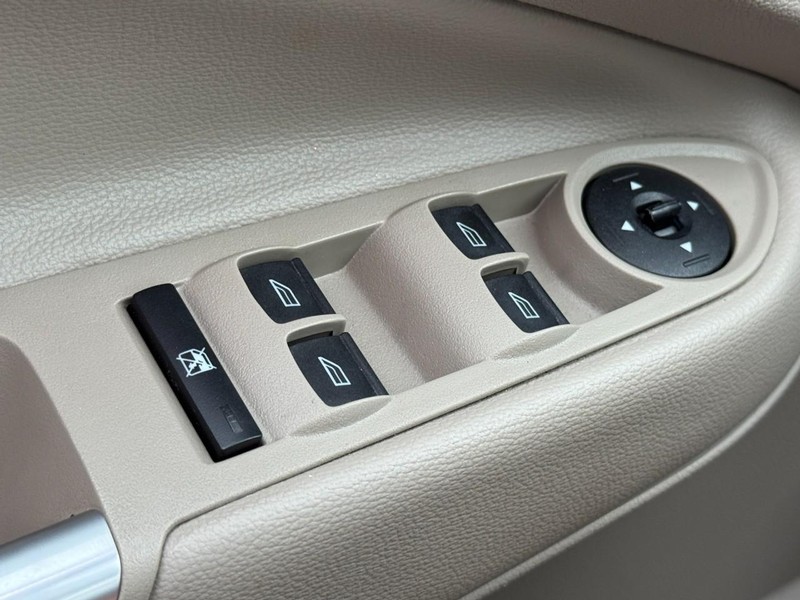 Ford Escape Vehicle Full-screen Gallery Image 21