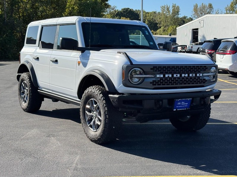 Ford Bronco Vehicle Full-screen Gallery Image 01