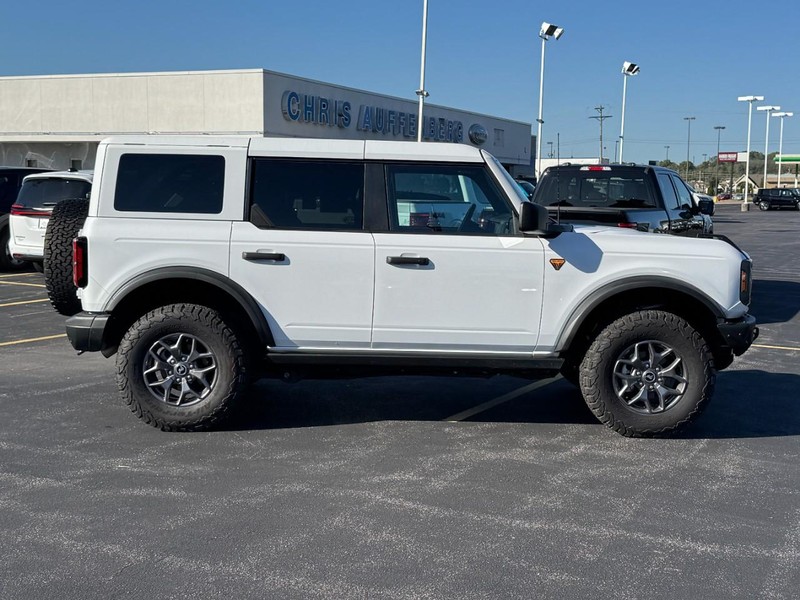 Ford Bronco Vehicle Full-screen Gallery Image 02