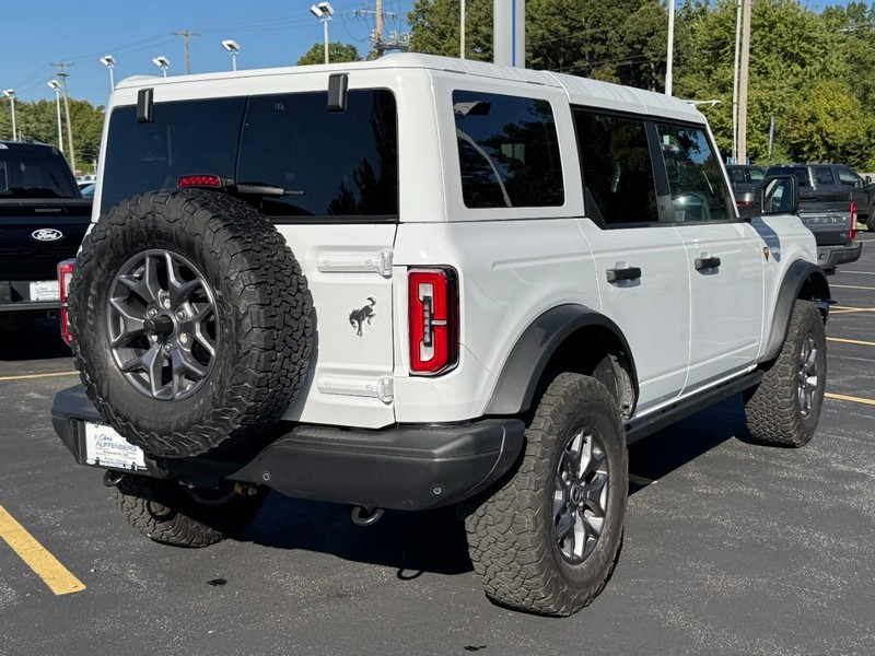 Ford Bronco Vehicle Full-screen Gallery Image 03