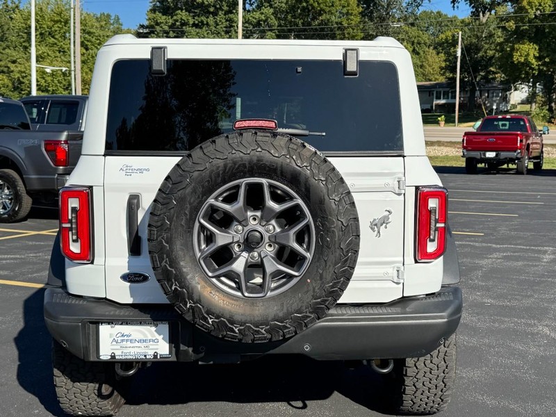 Ford Bronco Vehicle Full-screen Gallery Image 04