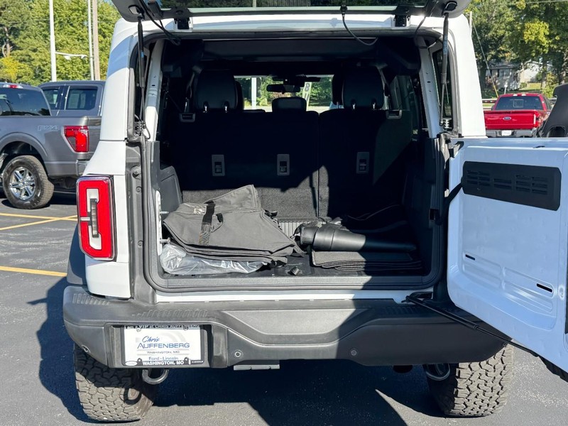 Ford Bronco Vehicle Full-screen Gallery Image 05